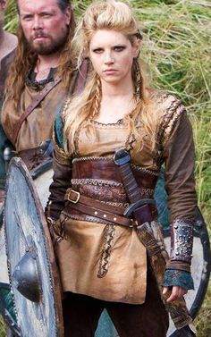 Notice how even though she's literally dressed to fight, the defined waist still makes her look feminine. http://imgur.com/gallery/laemA Helga Hufflepuff, Vikings Lagertha, Costumes 2023, Costume Viking, Vikings Season, Vikings Tv Show, Arizona Robbins, Viking Costume, Viking Women