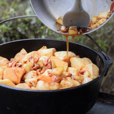 Caramel Apple Pecan Monkey Bread - Bush Cooking Apple Monkey Bread, Pecan Monkey Bread, Apple Biscuits, Chocolate Bacon, Desserts With Biscuits, Bread Ingredients, Dutch Oven Recipes, Chocolate Chip Banana Bread, Monkey Bread