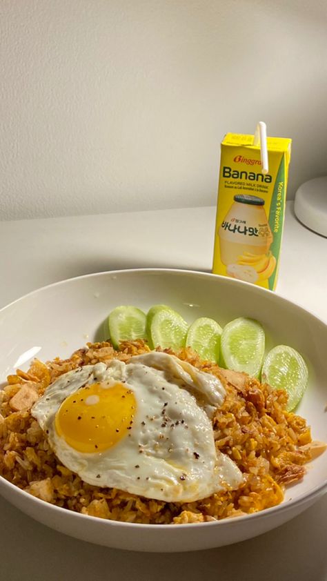 Egg Fried Rice Aesthetic, Fried Rice Aesthetic, Banana Uyu, Fried Rice Bowl, Rice Aesthetic, Fried Rice With Egg, Simple Family Meals, Egg Fried Rice, Leftover Rice