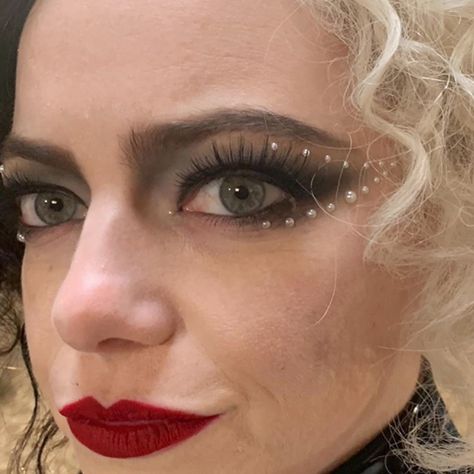 Cruella Make Up Emma Stone, Easy Cruella Deville Makeup, Cruella Deville Costume Emma Stone, Cruelly Devil Makeup, Cruella Deville Emma Stone, Cruela De Vil Costume Ideas, Cruella Costume Ideas, Cruella Deville Movie, Cruella Deville Cosplay