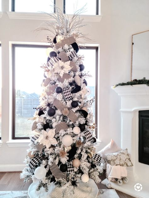 Black And White Decorations, Black White Christmas Tree, Black Christmas Tree Decorations, Grey Christmas Tree, Black Christmas Decorations, White Christmas Tree Decorations, Black Christmas Tree, Christmas Tree Inspo, Black And White Christmas