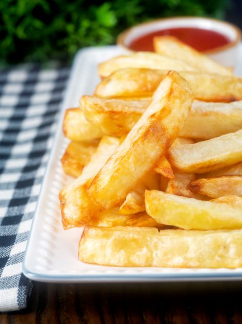 Perfect air fryer chips that are crisp and golden on the outside and fluffy on the inside are never more than 30 minutes from your table. All you have to do is choose the right potatoes and the right fat and you'll have the perfect chip butty fodder in no time at all! Masala Chips, Air Fryer Chips, Salt And Pepper Chips, Chip Butty, Deep Fat Fryer, Steak And Ale, Fried Chips, Chips Recipe, Air Fryer Recipes Easy