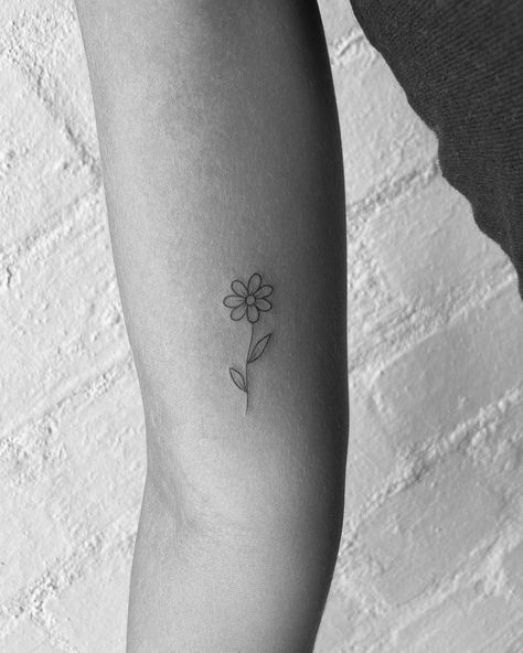 Daisy Tattoo On Ankle, Small Daisy Tattoo On Wrist Simple, 3 Daisies Tattoo, Daisy Simple Tattoo, Matching Daisy Tattoos, Single Daisy Tattoo, Fine Line Daisy Tattoo Simple, Fineline Daisy Tattoo, Flower Inner Arm Tattoo