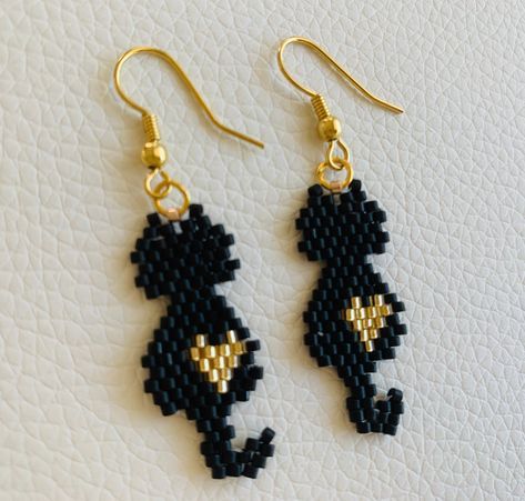 Earrings Animals, Beaded Cat, Miyuki Beads Pattern, Black Cat Earrings, Beaded Jewelry Earrings, Seed Bead Crafts, Beading Inspiration, Cute Black Cat, Beadwork Designs