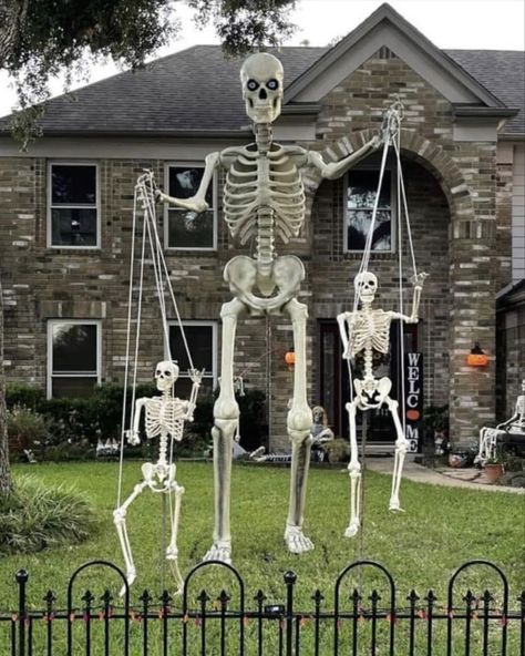 Front Yard Decor Ideas, 12ft Skeleton, Yard Decor Ideas, Skeleton Ideas, Halloween Yard Displays, Scary Halloween Decorations Outdoor, Scary Halloween Decorations Diy, Halloween Lawn, Skulls And Bones