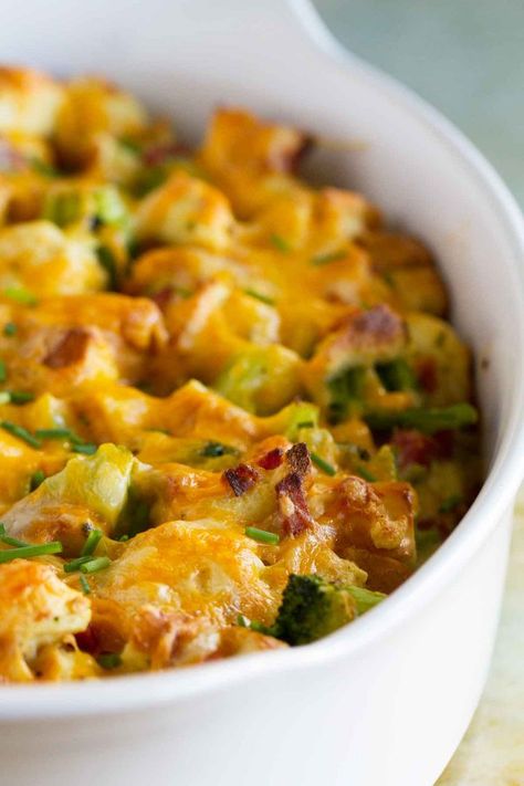 This Broccoli, Cheddar and Ham Strata Recipe is a cinch to put together, and is a filling and delicious breakfast recipe. Broccoli Cheese Strata, Broccoli Strata, Ham Strata Recipes, Ham And Cheese Strata, Ham Strata, Vegetable Strata, Strata Recipes Breakfast, Brunch Egg Dishes, Cheesy Food