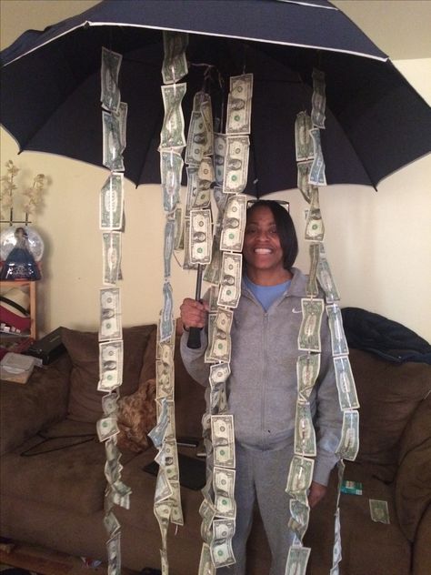 Money umbrella - make sure you buy one that's big enough because my first one was way too small. Easy to do. Mom was surprised and loved it! I'll do this again. Money Suprise Idea, Gifts For Ur Mom, Money Surprise Ideas, Creative Money Gifts Umbrella, Money Umbrella, Money Gift Ideas Birthday Balloons, Money Gifts For Teenagers Birthday, Creative Money Gifts For Teenage, Birthday Surprise For Mom