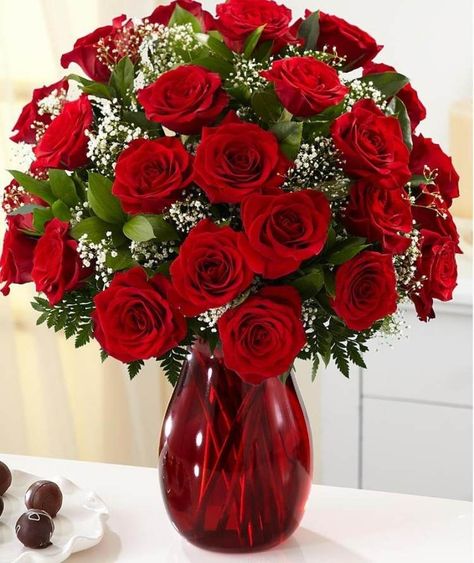 Eh oui, les cadeaux et la décoration pour la fête des amoureux sont indispensables, mais un bouquet de fleurs est presque obligatoire. Si vous êtes à la re Red Roses, Roses, Vase, Flowers, Red