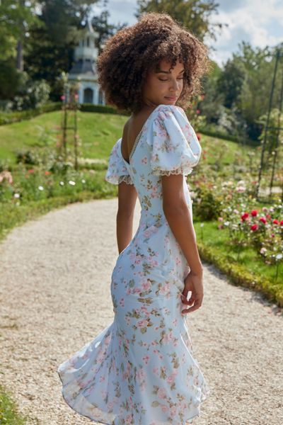 Discover exquisite white, bridal, and event dresses at Adeirlina. Our pieces are thoughtfully designed based on the principles of freedom, femininity, and strength. Fall Brunch Dress, Elegant Garden Party Dress, Floral Dresses Black Women, Old Money Floral Dress, Dance Dresses Modest, Garden Party Formal Dress, Countrycore Outfit, Modest Dresss, Shoes With Midi Dress