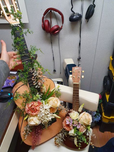 Guitar Flower Arrangement, Guitar Crafts, Music Flower, Music Themed Wedding, Western Crafts, Diy Arrangements, Creative Flower Arrangements, Memorial Flowers, Gift Bouquet