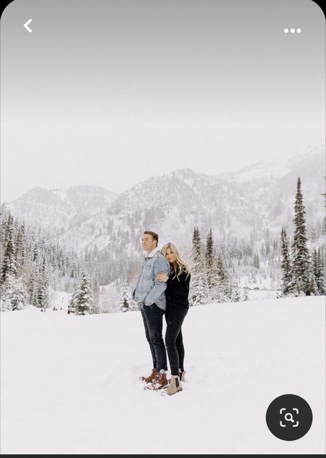 Couples Mountain Photoshoot Winter, Engagement Snow Photos, Engagement Pictures In Snow, Engagement Photos Mountains Winter, Snow Photoshoot Ideas Couple, Couples Snow Photoshoot, Snow Couple Photos, Winter Engagement Outfit Ideas, Winter Pictures Couples