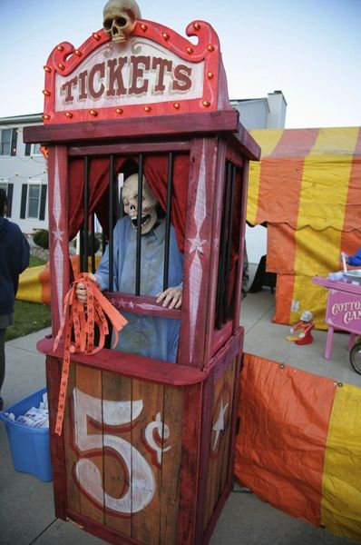 creepy carnival decorations - Clowns Halloween Decorations, Scary Carnival, Haunted Carnival, Creepy Carnival, Halloween Circus, Ticket Booth, Casa Halloween, Creepy Halloween Decorations, Halloween Clown