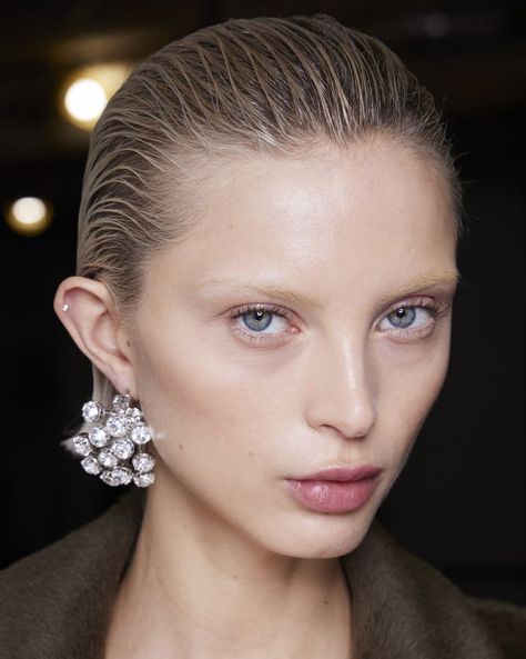 Autumn 2023 Hair, Winter 2023 Hair, Hair Trends For 2023, Runway Hair Trends, Single Plaits, 2024 Hair Trends, Fashion Week Hair, Tulle Headband, Runway Hair