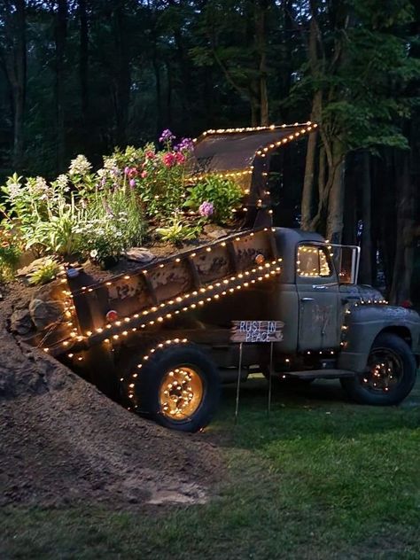 Tractor Lawn Decor, Car Garden Ideas, Western Garden Ideas Rustic, Old Tractor Landscaping, Country Backyard Ideas, Tractor Landscaping, Truck Waterfall, Rust In Peace, Old Tractor