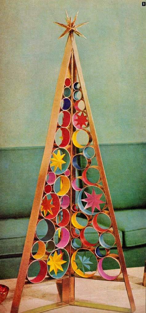 DIY mid century retro Christmas tree centerpiece. http://www.retrorealtygroup.com Diy Mid Century, Mid Century Modern Christmas, Retro Christmas Tree, Alternative Christmas, Alternative Christmas Tree, Mid Century Christmas, Noel Christmas, Diy Christmas Tree, Modern Christmas