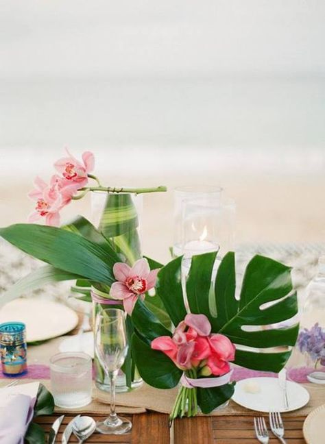 Tropical Tropical Centerpieces, Tropical Wedding Theme, Tropical Wedding Inspiration, Fiesta Tropical, Flowers And Greenery, Hawaiian Party, Hawaiian Wedding, Tropical Theme, Deco Floral