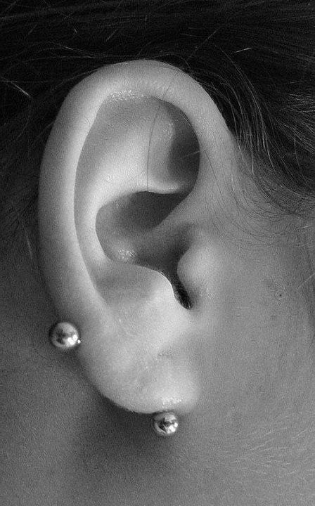 Transverse Lobe. Unusual Piercings, Transverse Lobe, Piercing Lobe, Piercing Transversal, Men Stone Bracelet, Ear Lobe Piercings, Cool Ear Piercings, Cool Piercings, Piercing Inspo