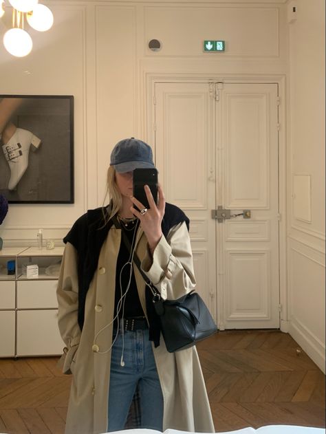 Jeans, trench, cap and black tee Rainy Day Uni Outfit, Amsterdam Rainy Day Outfit, Rainy Day In New York Outfit, Rainy Day In Paris Outfit, Rainy Day Outfits Aesthetic, Paris Rainy Day Outfit, Fall Outfits Rainy Day, Winter Rainy Day Outfit, Berlin Winter