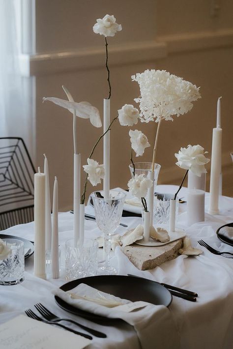 35 Chic Minimalist Wedding Table Decor Ideas - Weddingomania Simplistic Wedding Table Decor, Minimalist Wedding Flowers, Minimalist Wedding Table Decor, Chic Minimalist Wedding, Neutral Candles, Wedding Table Decor Ideas, Minimalist Wedding Table, Scandinavian Wedding, Floristry Design