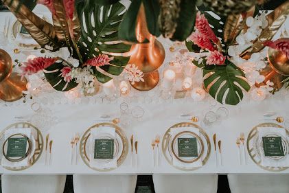 Palms Wedding Decor, Tropical Luxe Wedding, Destination Wedding Decor Ideas, Moody Tropical Wedding, Green Tropical Wedding, Palm Springs Wedding Decor, Tropical Glam Wedding, Glam Wedding Ideas, Color Block Wedding