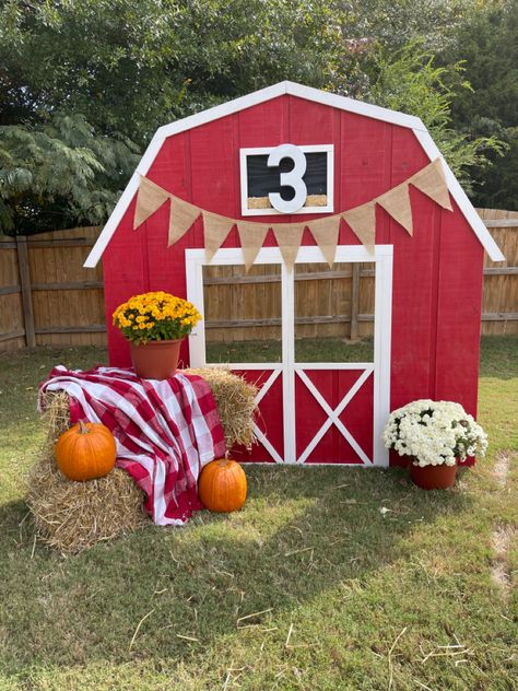 Barn Birthday Party, Farm Party Decorations, Cow Birthday Parties, Farm Themed Party, Barnyard Birthday Party, Farm Theme Birthday, Farm Animals Birthday Party, Farm Themed Birthday Party, Farm Day