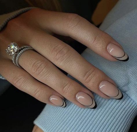 Nails In Black, Oval Shaped Nails, Manicured Nails, French Manicure Nails, Minimal Nails, Almond Shape Nails, Lines On Nails, Almond Nails Designs, Oval Nails