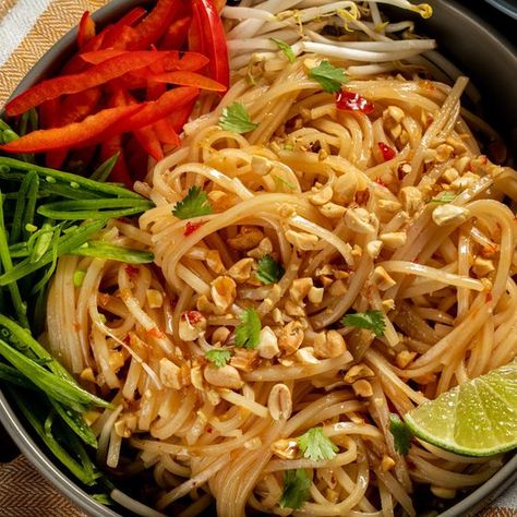 30+ Easy Asian Recipes: Make Takeout at Home - The Kitchen Community Cold Thai Noodle Salad, Noodle Meals, Asian Entrees, Cold Noodle Salad, Chili Dipping Sauce, Thai Noodle Salad, Healthy Noodles, Cold Lunch, Thanksgiving Brunch