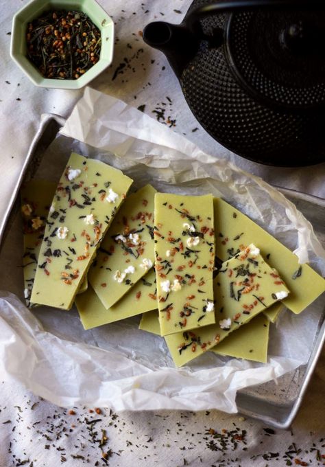 Chocolate branco com matcha Green Tea Chocolate, Matcha White Chocolate, Matcha Chocolate, Green Tea Recipes, Matcha Recipe, Raw Chocolate, Chocolate Bark, Matcha Green, Flavored Tea