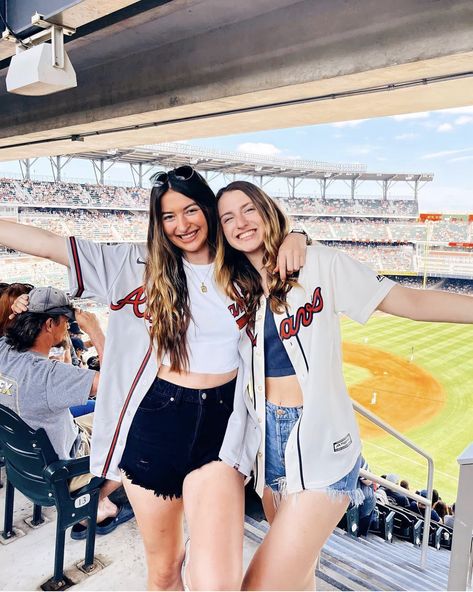 Braves Womens Outfit, Watching Basketball Game Outfit For Women, Baseball Outfit Women Jersey, Braves Baseball Game Outfit, Braves Jersey Outfit Women, Styling Baseball Jerseys, White Baseball Jersey Outfit, Jersey Baseball Outfit, Braves Game Outfit Women