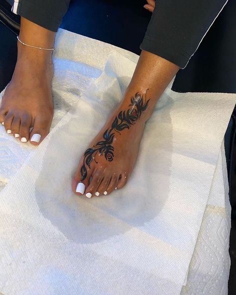 Tattoo Pieces For Women, Foot Tattoo Black Women, Arm Tats For Women, Pretty Foot Tattoos For Women, Foot Tattoos For Women Unique, Feet Tattoos For Women, Toe Tattoo, Foot Tattoo Designs, Beautiful Spine Tattoos