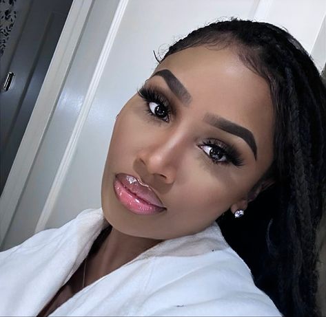 Natural Makeup For Brown Skin, Glossy Pink Lips, Makeup For Brown Skin, Jerrika Karlae, Braid Hairstyle Ideas, Glamour Makeup Looks, Makeup Flawless, Pink Lips Makeup, Girly Makeup