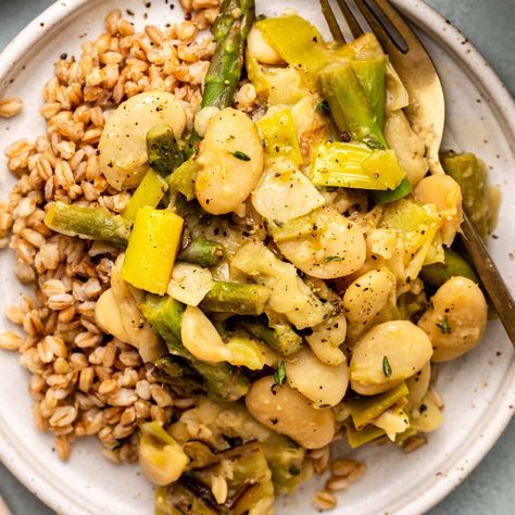 Braised Asparagus and Leeks with Butter Beans - From My Bowl Wheatberry Recipes, Braised Asparagus, Crisp Asparagus, Tender Asparagus, Butter Beans Recipe, Veggie Plate, Spring Produce, Asparagus Beans, Canned Butter