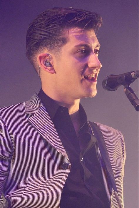 #alex #turner #thearcticmonkeys Arctic Monkeys Hairstyle, Alex Turner Short Hair, Alex Turner Hairstyle, Alex Turner 2014, Elvis Hairstyle, Alex Turner Hair, Alex Arctic Monkeys, Alex Smith, Classic Haircut