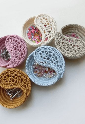 Paisley Jewelry, Crochet Paisley, Yin Yang Jewelry, Jewelry Dishes, Crochet Storage Baskets, Crochet Bowl, Gifts Crochet, Crochet Storage, Crochet Basket Pattern