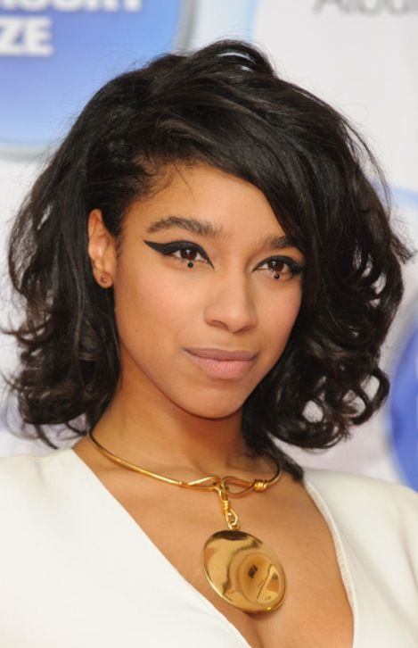 My favorite girl. Liane La Havas from the UK. Love here eye makeup Geometric Eyeliner, Long Sleeve White Gown, Thanksgiving Makeup Looks, Thanksgiving Makeup, Lianne La Havas, Holiday Quote, Eyeliner Styles, Thanksgiving Holiday, Make Up Looks