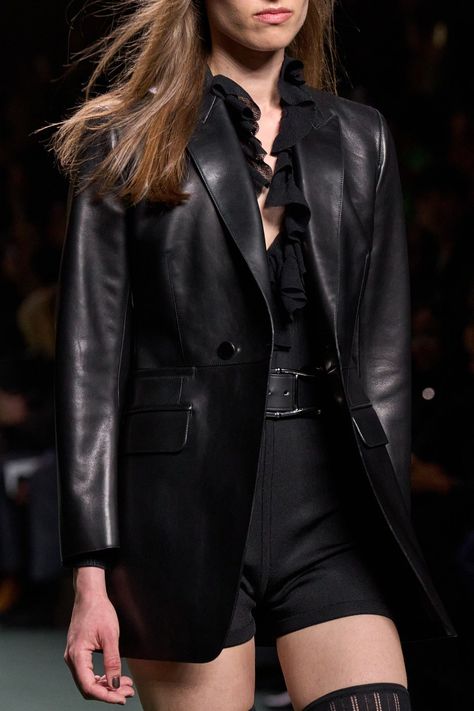 Hermès Fall 2022 Ready-to-Wear Collection | Vogue Hermes Clothes, Detail Photos, Suit Style, Fall 2022, Leather Blazer, Elegant Outfit, Jacket Style, Leather Fashion, Spring Summer Fashion