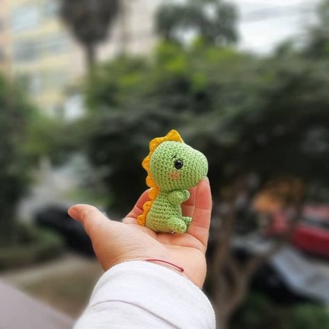 Knitting Ideas For Beginners, Crochet Dinosaur Pattern Free, Crochet Keyring Free Pattern, Amigurumi Dinosaur, Arm Crocheting, Small Crochet Gifts, Dinosaur Crochet, Crochet Dinosaur Patterns, Crochet Applique Patterns Free