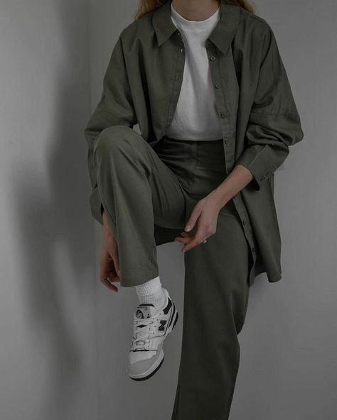 Shoes Wide Leg Pants, Long Sleeves Outfit Casual, Lab Outfit, Leg Trousers Outfit, Green Blouse Outfit, Long Sleeves Outfit, Minimal Outfit Ideas, Minimalism Outfit, Sleeves Outfit