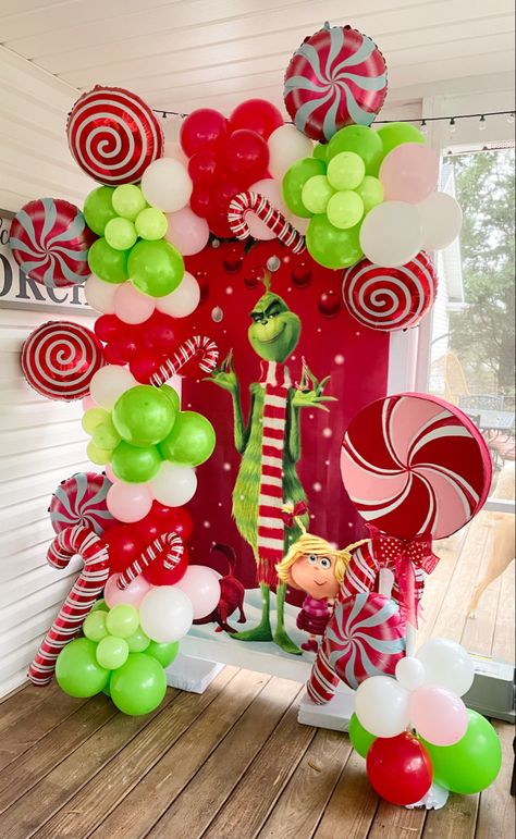 The Grinch Who Stole Christmas Party, Grinchmas Decorations Grinch Party, Easy Grinch Centerpieces, Present Arch, Grinchmas Centerpieces, Whoville Birthday Party Ideas, Twoville Birthday Party, Grinch Theme Christmas Party, Grinch Party Backdrop