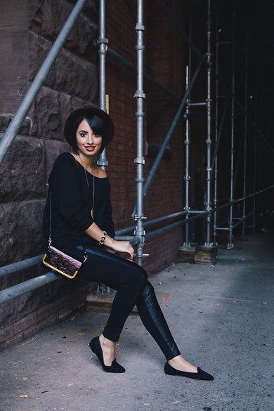 Casual all black outfit. The Bobbed Brunette: Weekend Hipster Casual All Black Outfit, Photographer Outfits, Outfits October, Casual Neutral Outfits, Photographer Outfit, Zara Leggings, All Black Fashion, Chic Coat, Black Outfits