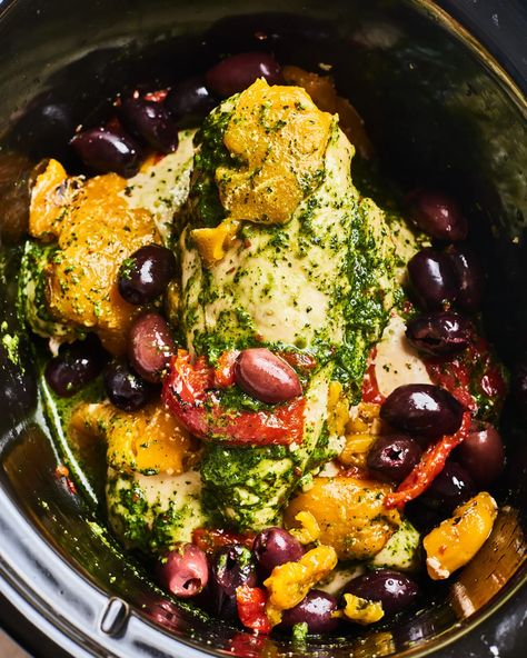 It's a colorful recipe that begs to be served over rice. Diet Slow Cooker Recipes, Easy Mediterranean Diet, Eat Greek, Easy Slow Cooker Chicken, Joe Recipe, Dump Dinners, Trader Joes Recipes, Migraine Prevention, Dinners To Make