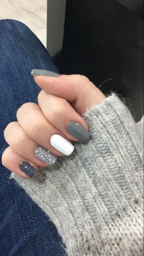 cute and simple nail art ideas easy winter season style Grey Nail Designs, Subtle Nails, Casual Nails, Gray Nails, Cute Gel Nails, White Nail, Neutral Nails, Dipped Nails, Classy Nails