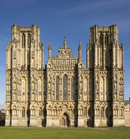 Wells Cathedral England, Indoor Reference, Wells Cathedral, Pretty Buildings, Fake History, English Castles, Minecraft Inspiration, Somerset England, Gothic Cathedrals