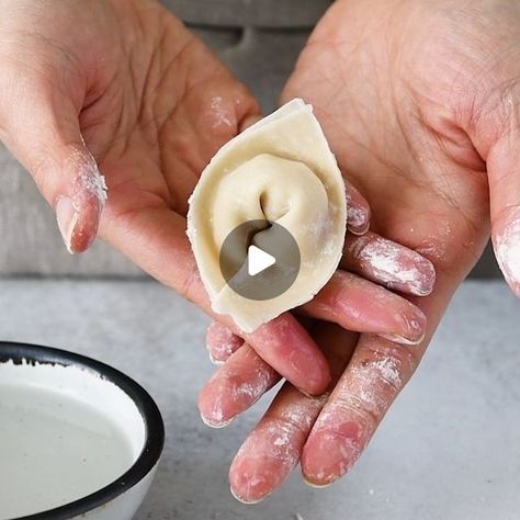 2,468 likes, 50 comments - hellolisalin on February 28, 2018: "this is my favorite way to fold wontons because the dumplings look so full and plump once they're..." How To Fold Dumplings, Dumpling Folds, Folding Wontons, Dumpling Folding, Wonton Filling Recipes, How To Fold Wontons, Wontons, Big Meals, Filling Recipes