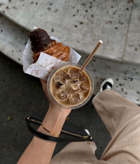 Coffee Shop Photography, Coffee Shop Aesthetic, Coffee Obsession, Coffee Girl, Coffee Culture, Coffee Photography, Aesthetic Coffee, A Cup Of Coffee, Brown Aesthetic