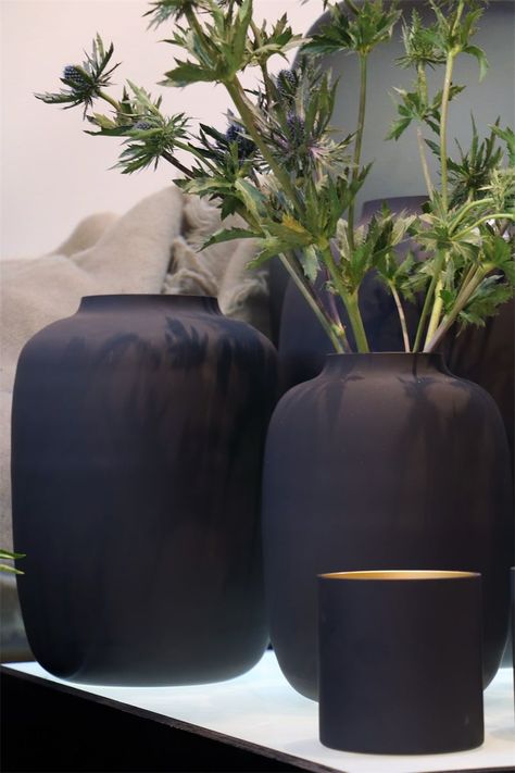 Beschreibung Dass unser Modell Artic eine perfekte Vase ist, beweisen die verschiedenen Designs. Auf jeden Fall lieben wir diese Vase immer noch absolut, wobei diese schwarze Version immer noch unser Favorit ist! Reinigen Sie die Vase mit einem trockenen und weichen Tuch. Bei Bedarf können Sie etwas Wasser hinzufügen und sanft bürsten, ohne zu stark zu reiben. Trocknen Sie die Vase anschließend gut ab. Die Vasen sind nicht für die Spülmaschine geeignet. Creative Process, Sweet Home, Vase, Van, Plants, Black, Design