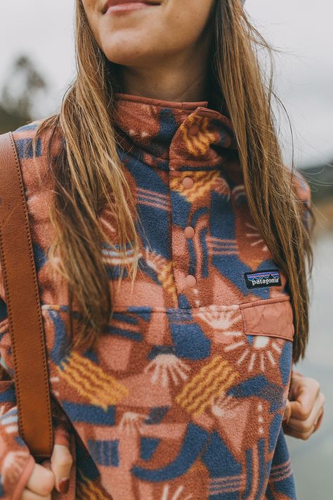 Patagonia Fleece Pullover Outfit, Cozy Patagonia Outerwear For Fall, Patagonia Cozy Outerwear For Cold Weather, Cozy Patagonia Outerwear For Outdoor, Patagonia Outfit Aesthetic, Patagonia Winter Hiking Outerwear, Granola Girl Fits, Granola Girl Fleece, Fleece Pullover Outfit