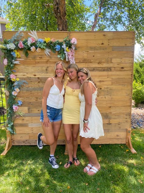 Grad Party Picture Backdrop, Grad Party Backdrop Ideas, Grad Party Photo Backdrop, Grad Party Backdrop, Grad Backdrop, Senior Graduation Party, Homecoming Pictures, Party Photo Backdrop, Grad Party Decorations