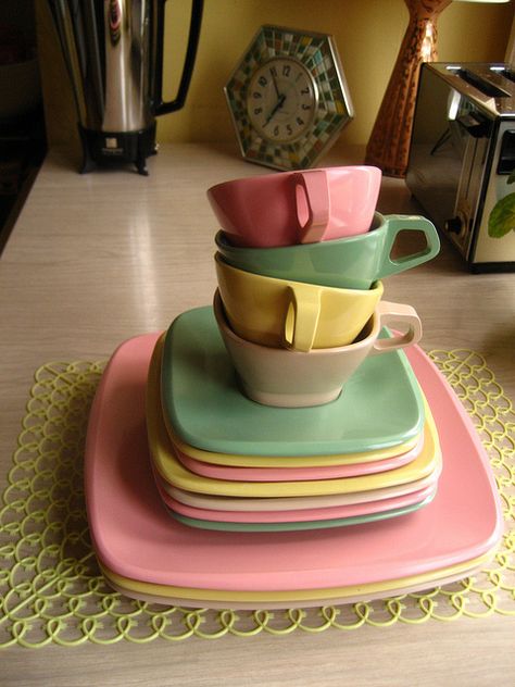 Talk of the town Melamine dishes.  I love these..I have a set in the camper! Retro Dishes, Melamine Dishes, Room Vibes, Green Collection, Vintage Kitchenware, Cups And Saucers, Vintage Dishes, Retro Home, Pretty Pastel