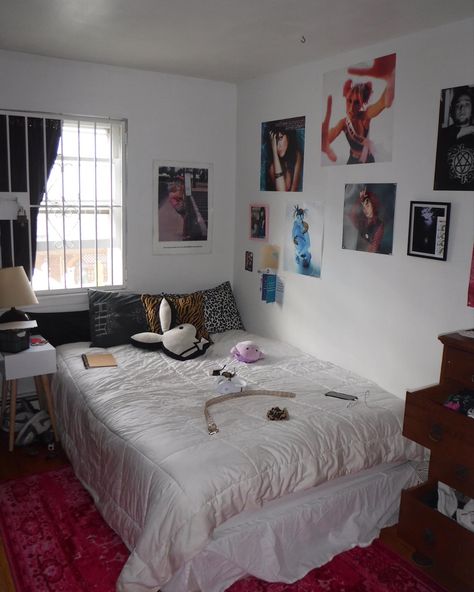 #y2k #bedroom #aesthetic #bammargera #him #cashrina Clean Y2k Room, Y2k Bedding, Bedroom Aesthetic Y2k, 00s Bedroom, Y2k Bedroom Aesthetic, Bedroom Y2k, Bedroom Aesthetic Minimalist, White Leather Bed, 2000s Room